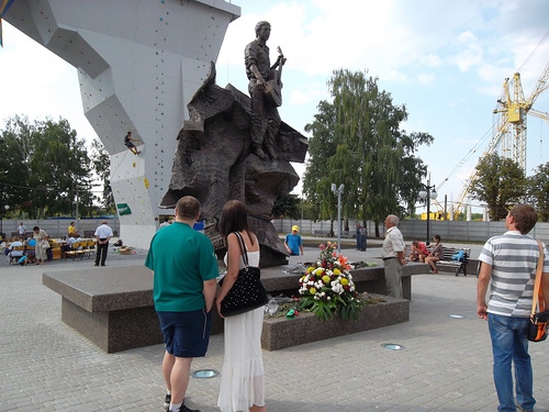 Памятник Владимиру ВЫСОЦКОМУ и скалодром! (Скалолазание, высоцкий, никита, харьков, молодёжь, воспитание)