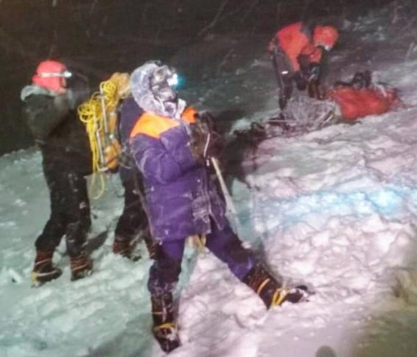 На Эльбрусе в пургу погибло пять альпинистов, спасено 14. Есть разные мнения, кто виноват (Альпинизм)