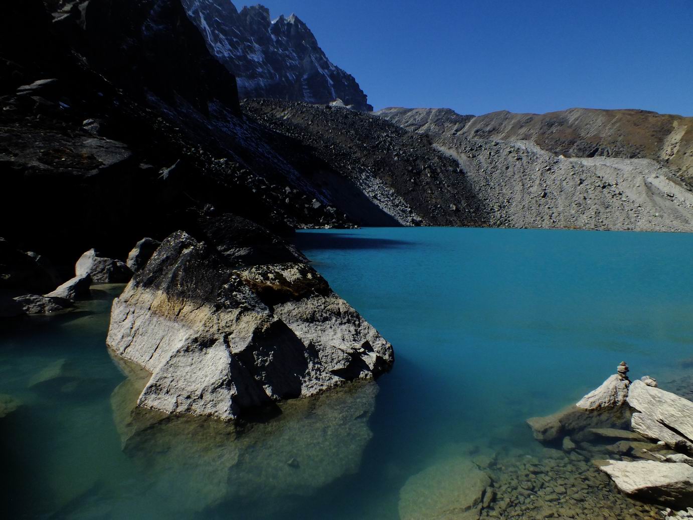 Гималаи озера. Озеро Гокио. Гокио Непал. Озеро Гокио Непал. Озеро в Гималаях.