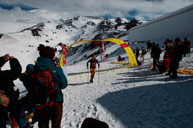 Стремительный поток скайраннеров ринулся вверх по склонам Эльбруса (Альпинизм, red fox elbrus race)