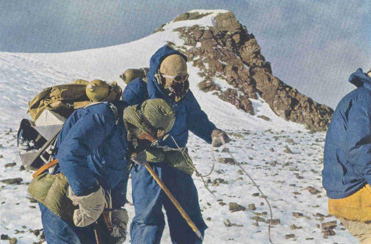 Первая экспедиция на эверест. Экспедиция на Эверест 1953. Первое восхождение на Эверест 1953. Джон Хант восхождение на Эверест. Первовосходители на Эверест.