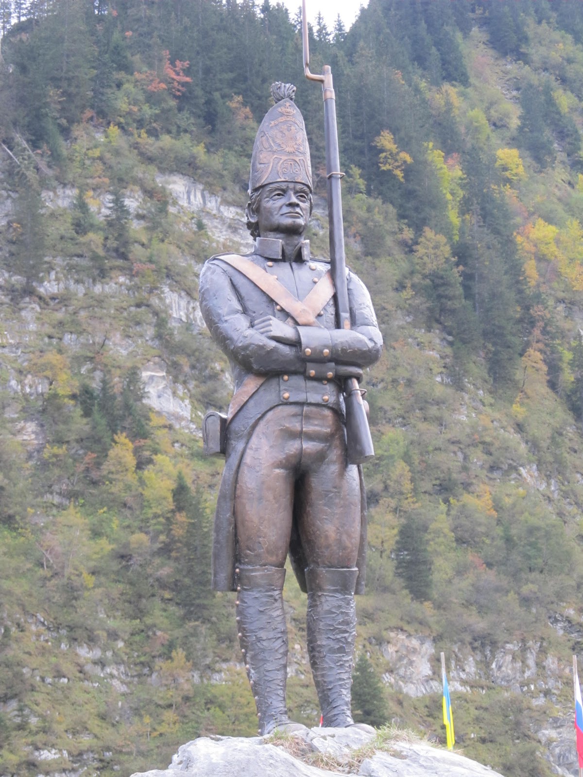 памятник суворову в швейцарии возле чертова моста