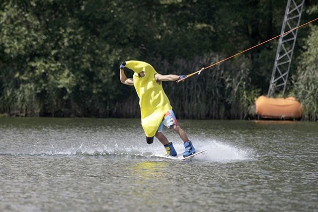 SCHICK WAKE Contest выиграл "Итальянский партизан" на лыжах (Вода)