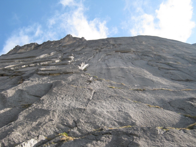 Ергаки. Зведный по центру южной стены свободным лазанием (Альпинизм, бобров, терехин, свободное лазанье)