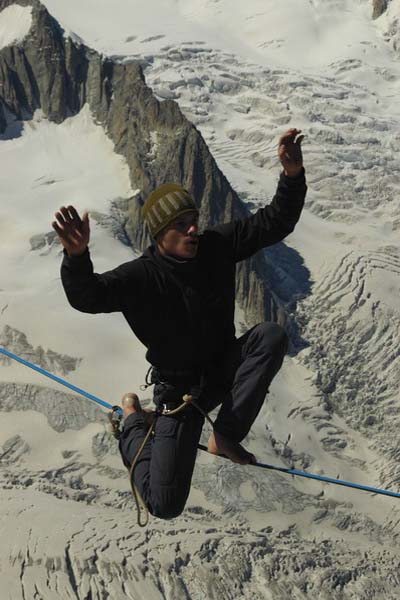 Баланс на 4013 метрах высоты. Прохождение slackline между двумя вершинами на Зубе Гиганта. (альпы, шамони)