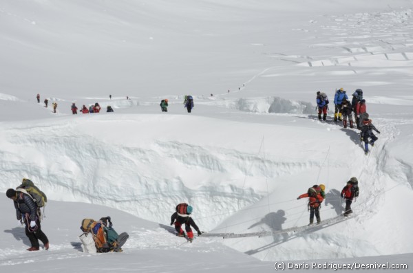 Лестницы на Ступени Хиллари (Эверест, Альпинизм, ступень хиллари, сезон 2014)