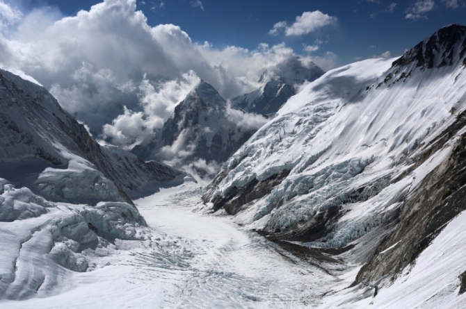 Непал планирует обязать иностранных альпинистов подниматься на Эверест с местным гидом (правила)