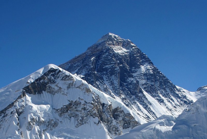 Эверест с непальской стороны официально закрыт в сезоне 2014 года... Или нет? (Альпинизм, шерпы, спасработы, лавина, экспедиции, трагедия, горы)
