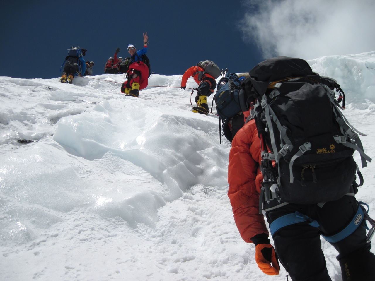 Первая экспедиция на эверест. Вершина Эвереста альпинист 7 вершин Абрамов. Акклиматизация на Эвересте. Тела Экспедиция на Эверест. Тела альпинистов на Эвересте.
