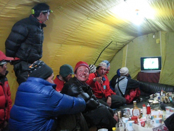 Лидер Клуба 7 Вершин провалился в трещину в базовом лагере Эвереста. (Альпинизм, абрамов)