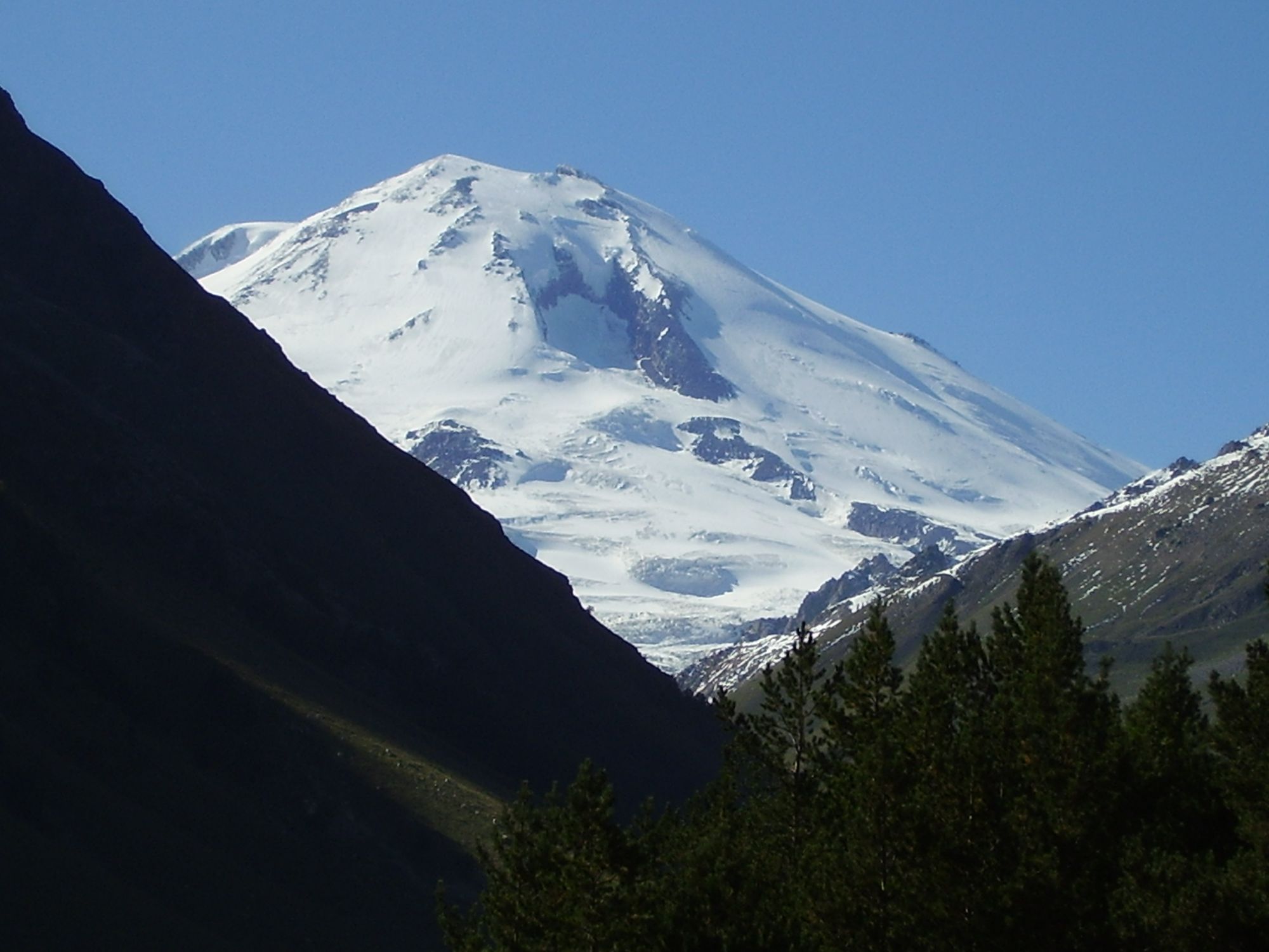 Какая наивысшая точка кавказа. Двуглавые вершины Кавказа. Гора Эльбрус. Двуглавый Эльбрус. Эльбрус с Востока.