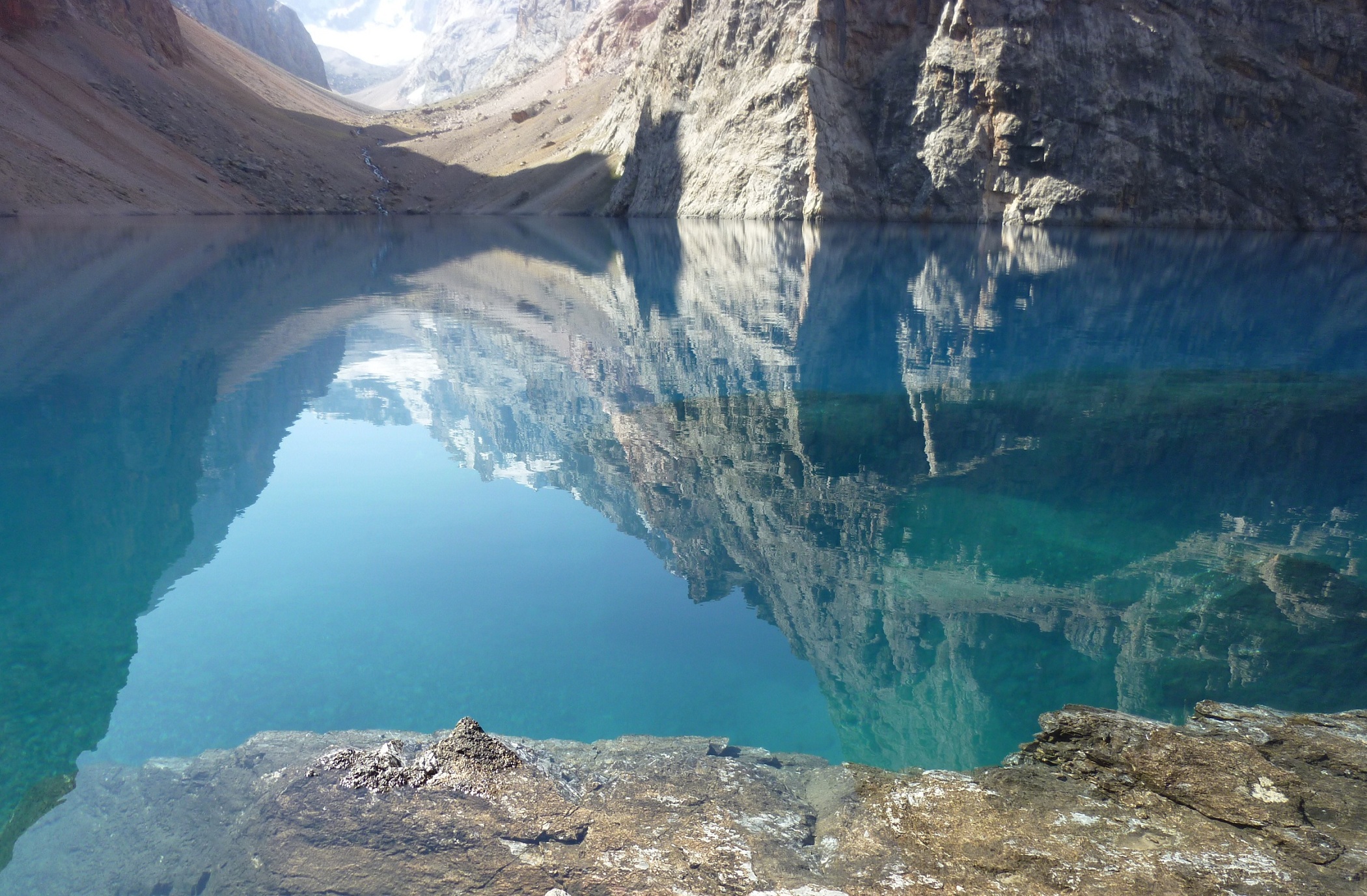 Ала түсті. Большое Алло озеро Таджикистан. Фанские горы большое Алло. Озеро Малое Алло Фанские горы. Озеро Алло Франция.