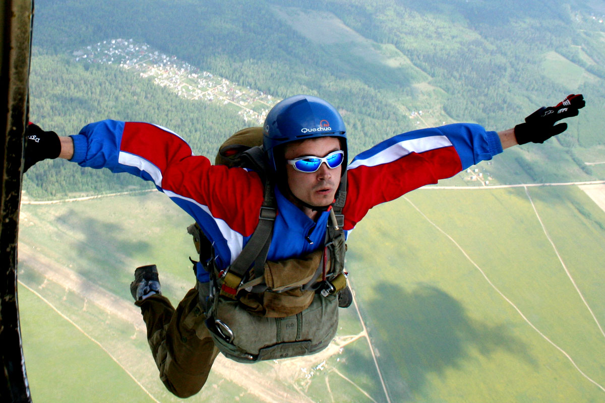 Спортсмен спускаясь на парашюте. Ватулино прыжки с парашютом. Парашютисты в воздухе. Человек с парашютом. Человек прыгает с парашютом.