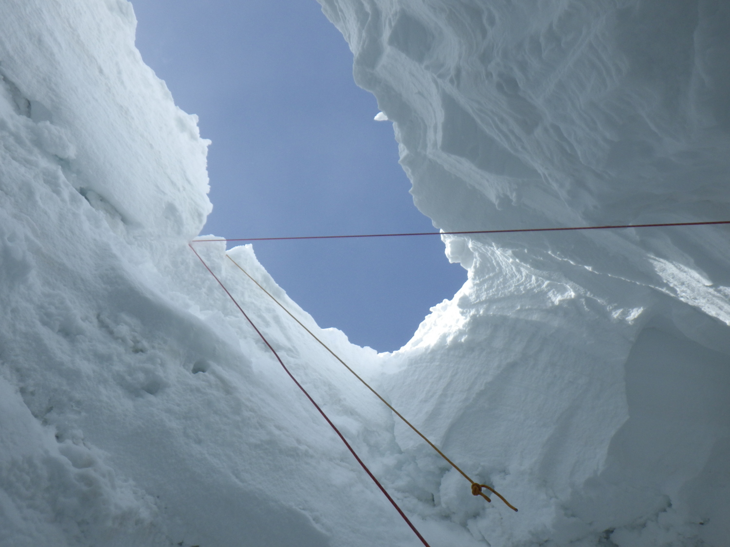 Риск падение в трещину на леднике. Альпинизм для трещин. Залитые карнизы альпинизм.