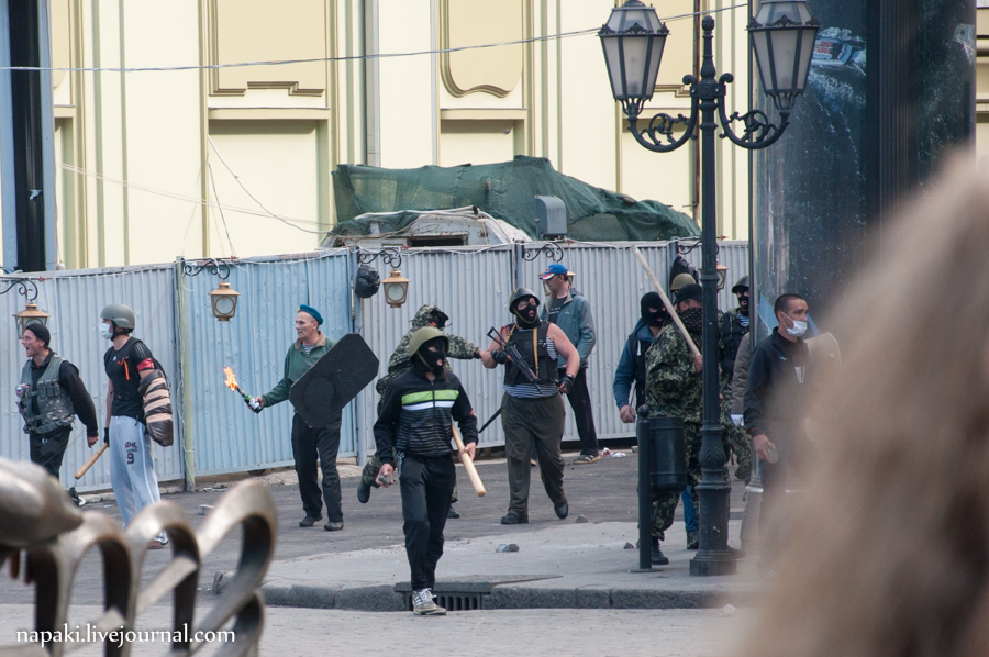Мужчина 2 мая. Одесса 2 мая 2014 антимайдановцы. Дом профсоюзов в Одессе стрельба.