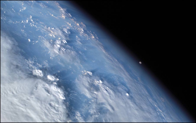 Фотографии облаков из космоса (к теме про облака, Воздух)