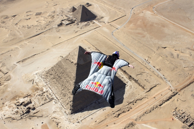 Пролетая над египетскими пирамидами!!! (BASE, redbull, Седрик Дюмон, египетские пирамиды, великая пирамида гизы, вингсьют)