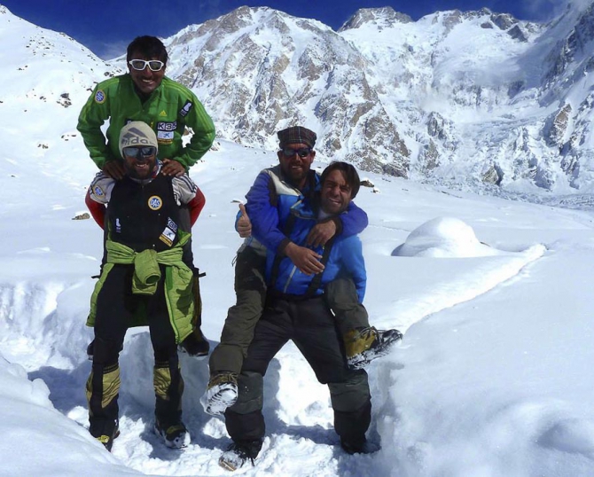 Алекс Чикон, Али Садпара, Мухаммад Кан и Даниеле Нарди находятся в лагере С3 Нанга-Парбат (Альпинизм, зимнее восхождение)