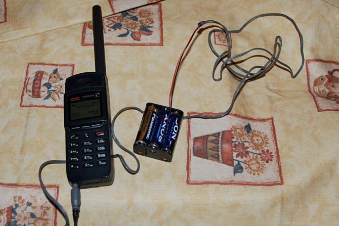 Спутниковый телефон с питанием на пальчиковых батарейках (Горный туризм, спутниковый телефон; автономность; спортивный туризм)