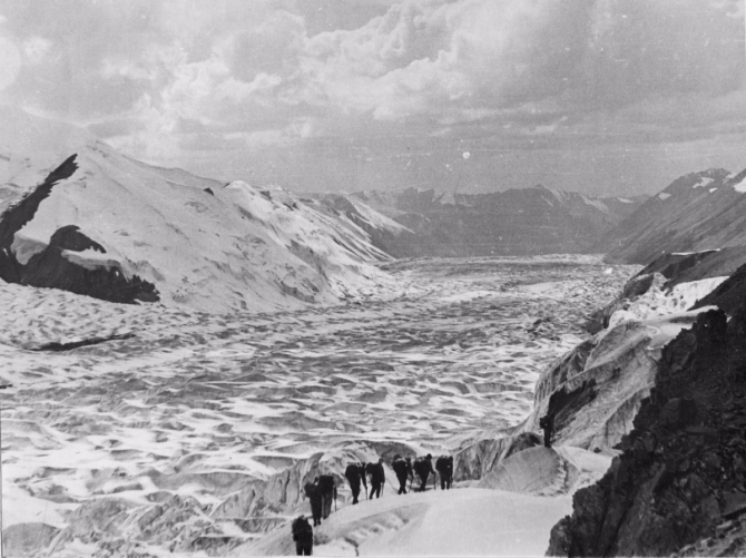По льдинам озера Мерцбахера. 1963 год. (Горный туризм)
