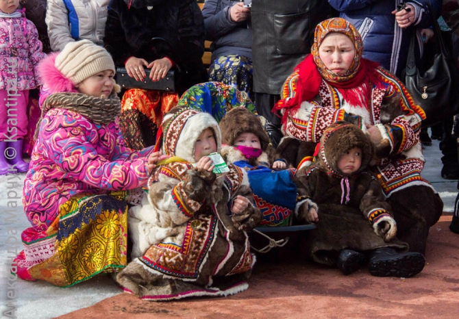 А вот еще фотографии с двух праздников на Ямале... (Путешествия, Аксарка, Лабытнанаги, день оленевода, день вороны, дети, лица, ворона, шаман)