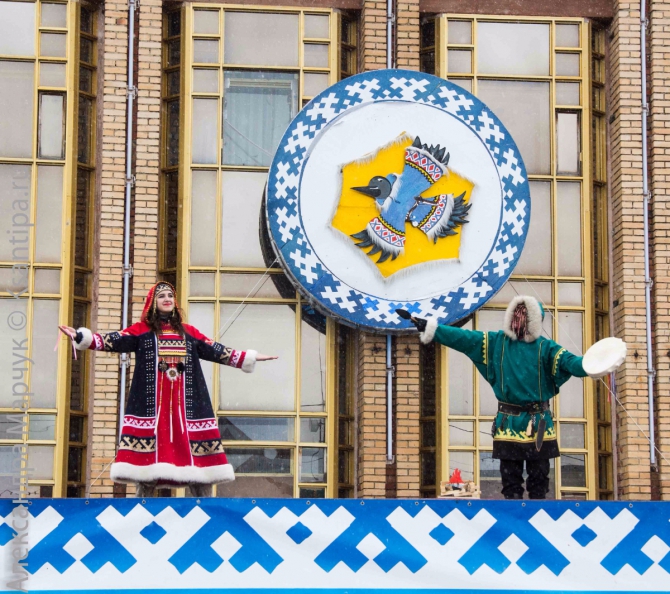 А вот еще фотографии с двух праздников на Ямале... (Путешествия, Аксарка, Лабытнанаги, день оленевода, день вороны, дети, лица, ворона, шаман)
