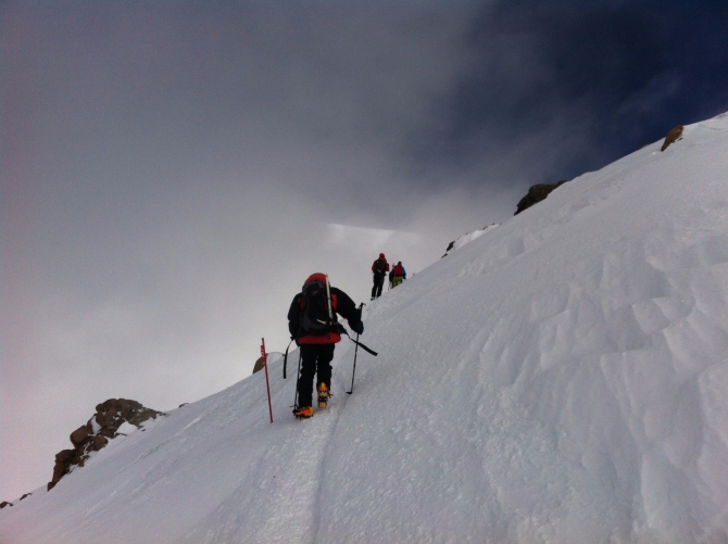 В такую погоду на Эльбрус ходить нельзя или "Вызывай вертолёт!" (Альпинизм, РТС трэвел, гид по приключениям, горный гид, гид, восхождение, Эльбрус 2016, май, кавказ, непогода в горах)