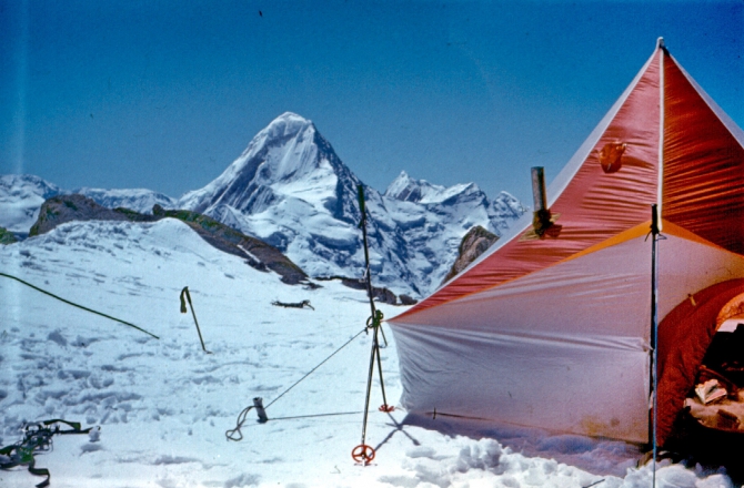 048.Палатка на фоне Хан-Тенгри(с плато пика Мраморная Стена)