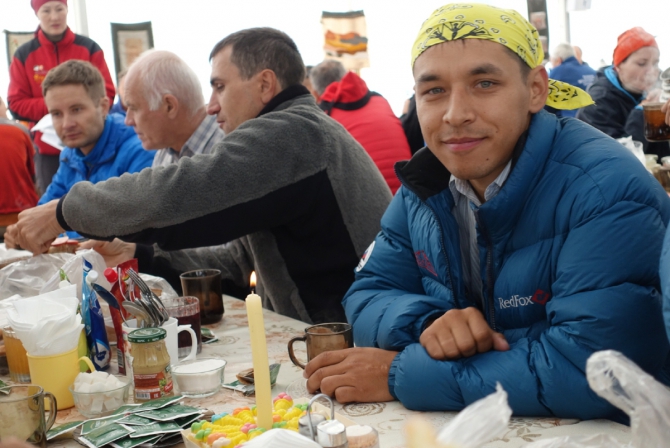 Команда проекта «Высота» отмечает день рождение члена команды – Ромы Абилдаева (Альпинизм, Проект ВЫСОТА. Новости с северной стороны Эльбруса)