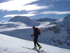 Хороший знак: Эльбрус на эмблеме Международной федерации ски-альпинизма (ски-тур, уиаа, соревнования)
