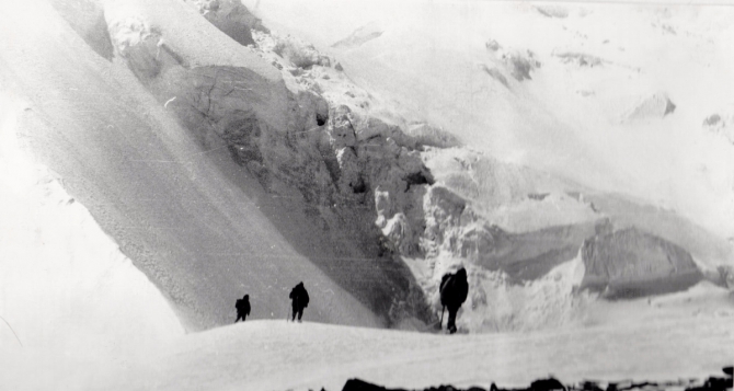 Неудачный 1976 год. Часть 1. В снежной пещере под пиком Коммунизма. (Горный туризм)