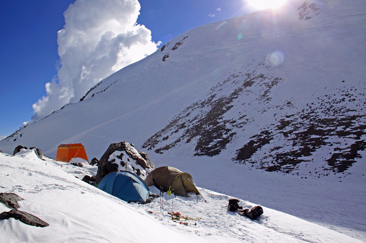 2 вершины эльбруса. Эльбрус Западная вершина седловина. Восхождение на вершину Эльбруса. Седловина Эльбруса высота. Северный лагерь Эльбрус.