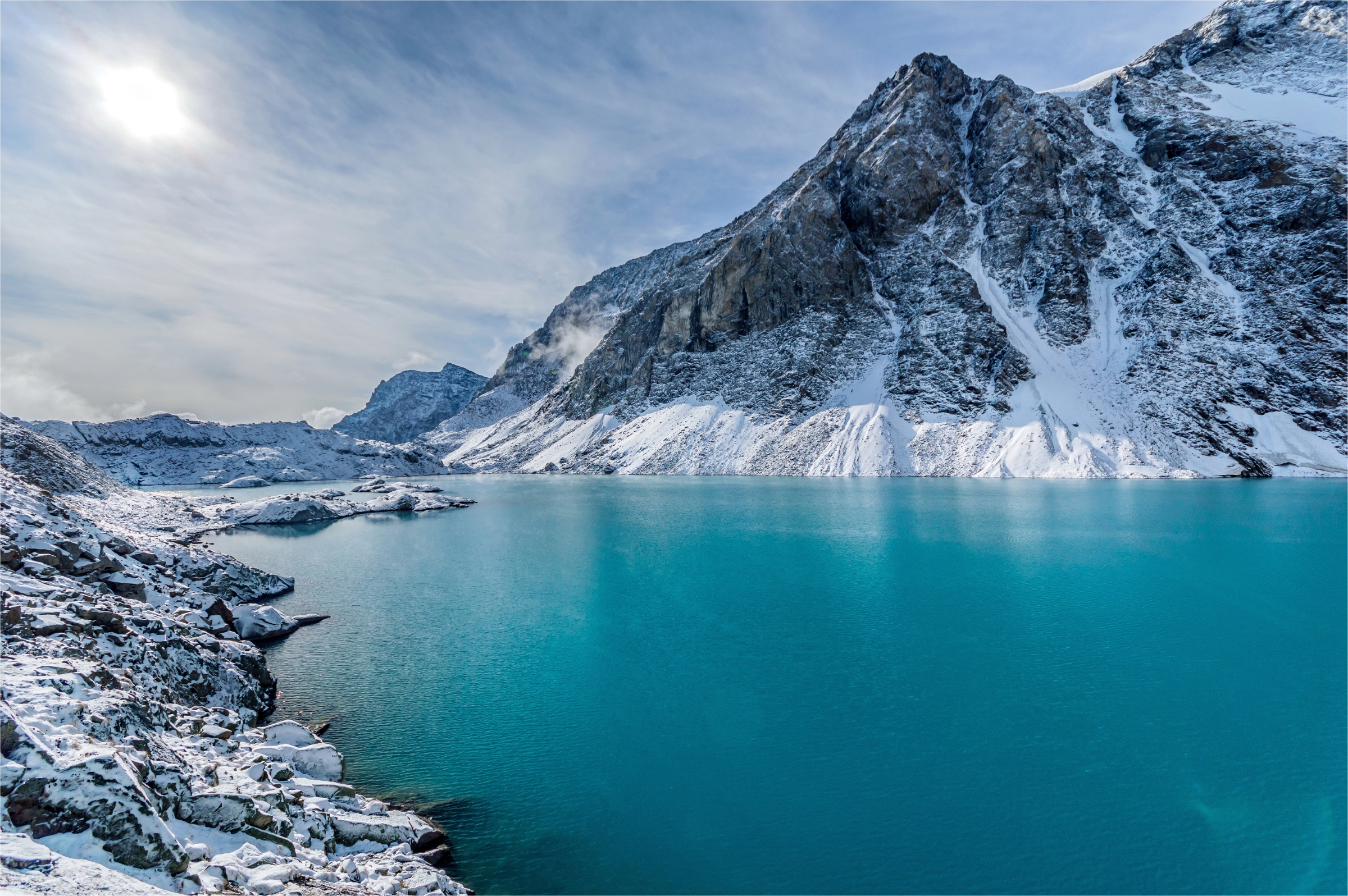 Голубые незамерзающие озера горный Алтай