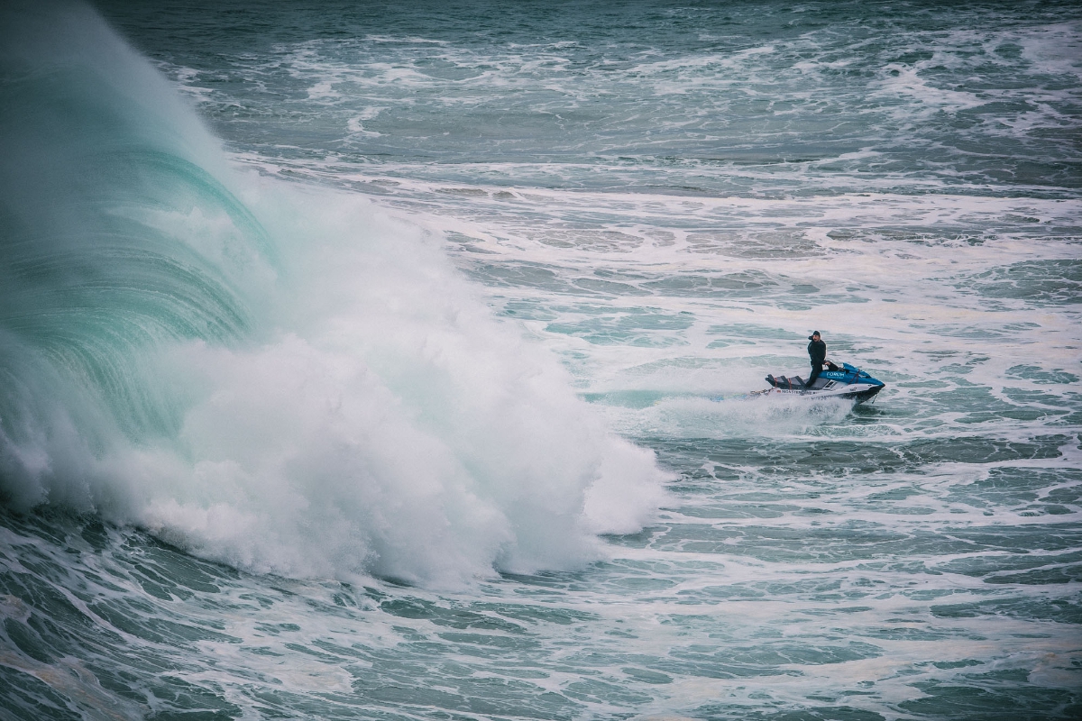 Волнующий воду. Серфинг волны гиганты. Большие волны на Атлантике фото.