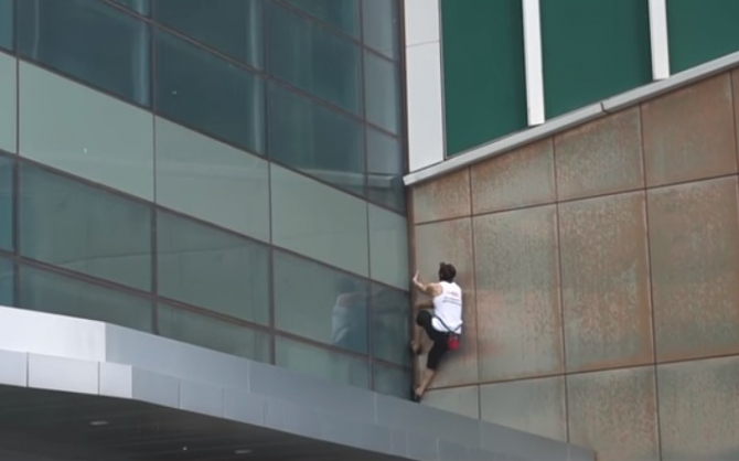 Тюменский человек-паук покорил небоскреб в Москве (Скалолазание, тюмень, Москва-сити)