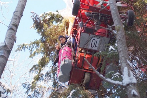 Российский дирижабль «Беспощадный» попытался побить два мировых рекорда, но повис на дереве на посадке (Воздух, тепловой дирижабль)
