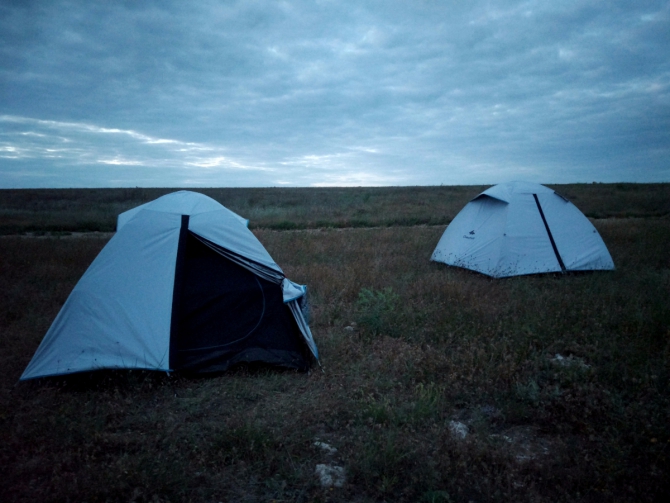 Как мы декатлоновскую палатку в Крыму выгуливали. (Путешествия, кемпинг, мыс Айя, мыс Тарханкут, эски-кермен, палатка, поход)