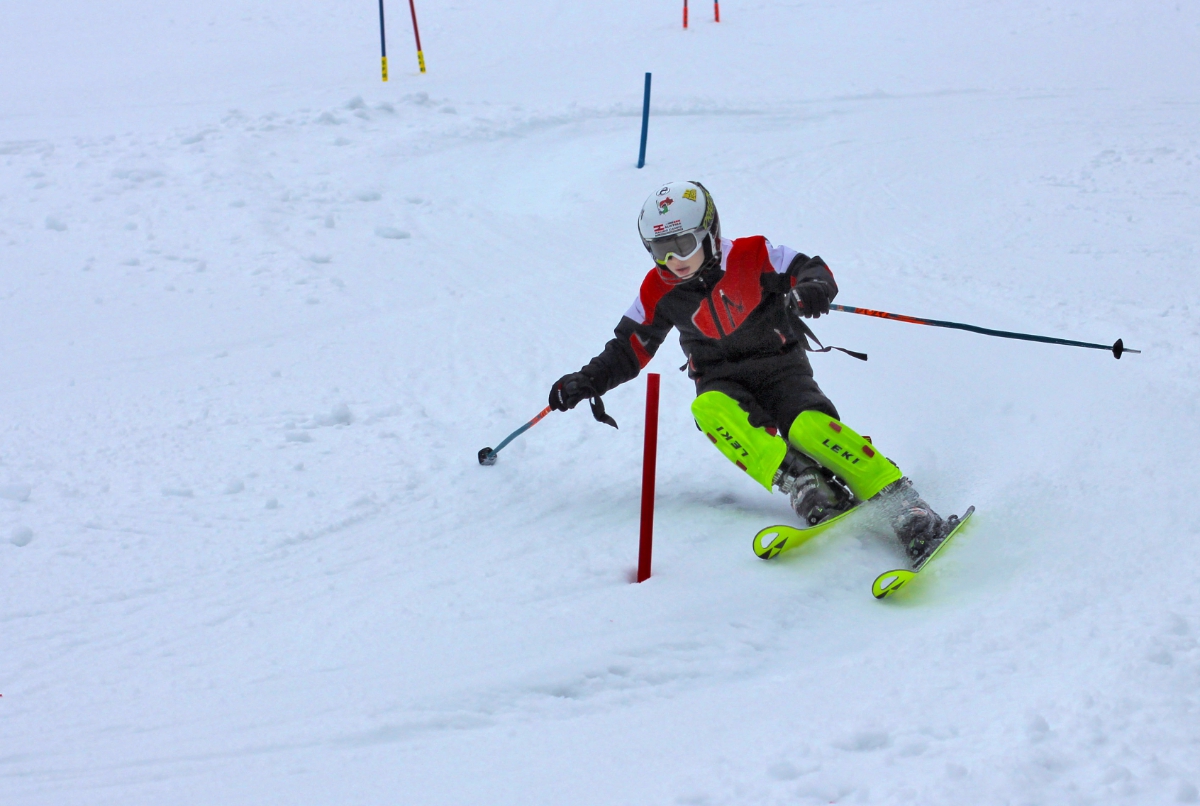 Ski r. Подростки на лыжах. Дети на горных лыжах. Подросток на горных лыжах. Горные лыжи Куса Евразия соревнования.