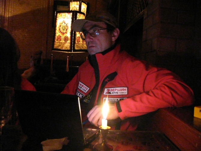 Эверест 2009. В Катманду энергетический кризис - работаем при свечах. (Альпинизм, 7 вершин, абрамов)