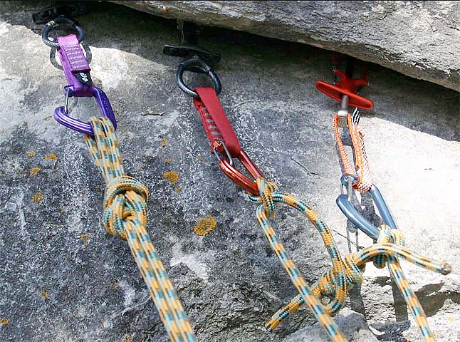 У скалолаза есть веревка длиной 1. Альпинистские крепления. Альпинистская веревка. Альпинистская станция. Страховочные узлы для альпинизма.
