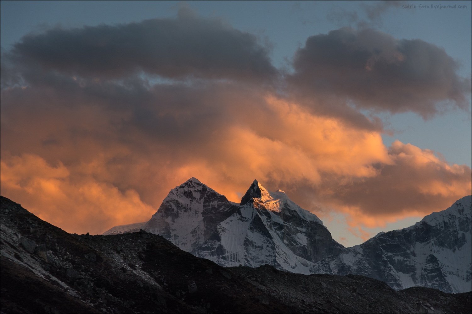 Страдающие горы. Шангри ла горы. Горы колышки. Лодж 5 звезд Непал. Фото в Непале на перевалах облака.