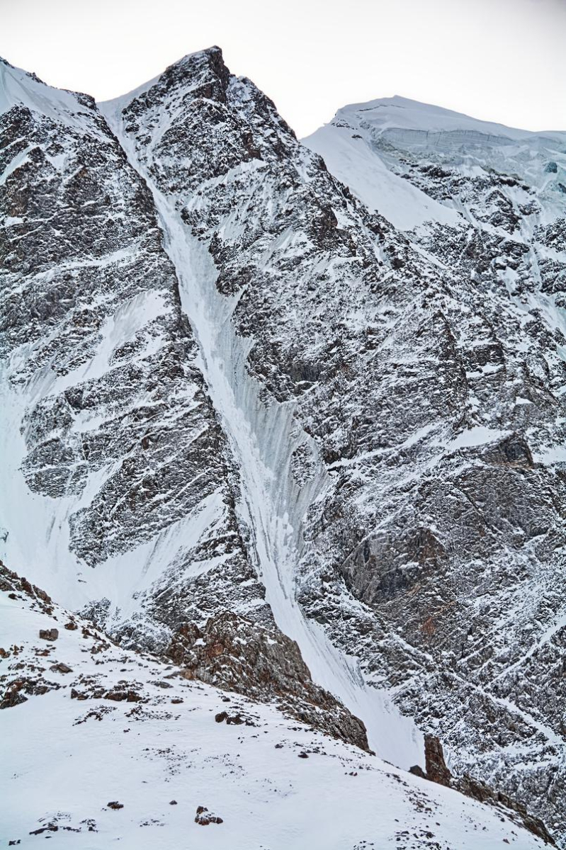 Кулуары. Кулуар Гергети. Кулуар, КОНТРФОРС В горах. Кулуар Эльбрус. Гора кулуар Хабаровский край.