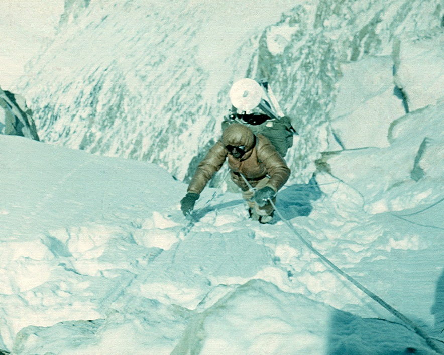 Видите третьего альпиниста старость мозга. Альпинистская база Хан Тенгри шембулак отели. На горе Хан Тенгри нужна кислородная маска.
