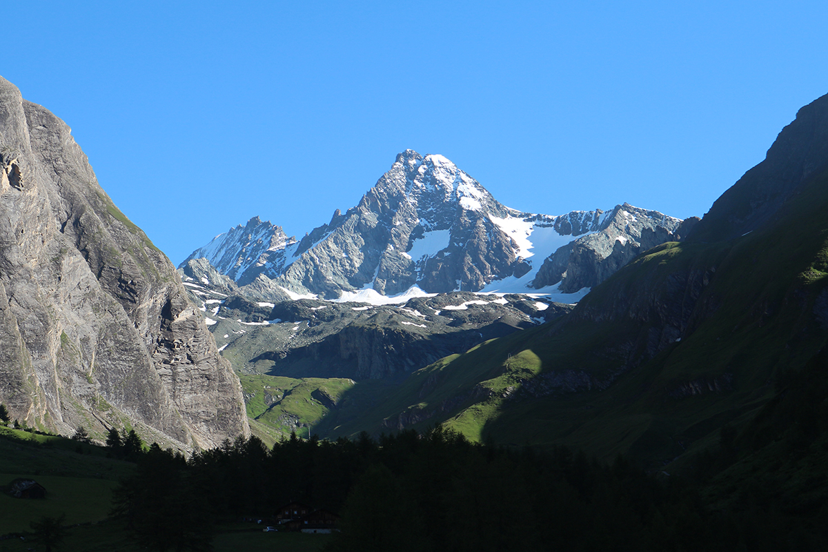 The high mountain in europe is. Гора Альпы Гроссглокнер кафе. Че горы. Горы в Европе на букву п. Применение горы.