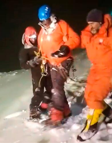 На Эльбрусе в пургу погибло пять альпинистов, спасено 14. Есть разные мнения, кто виноват (Альпинизм)