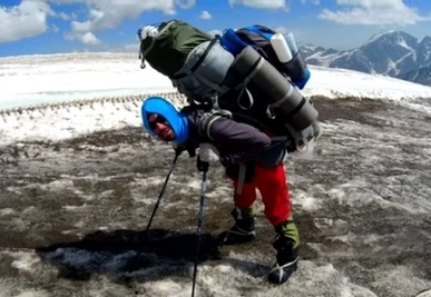 «Восхождение на Эльбрус с 70 кг рюкзаком с самого низа» (Горный туризм)