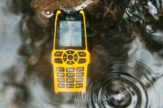 Мобильный телефон Sonim, который чертовски трудно убить (Вода, мобильные телефоны)