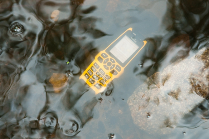 Мобильный телефон Sonim, который чертовски трудно убить (Вода, мобильные телефоны)