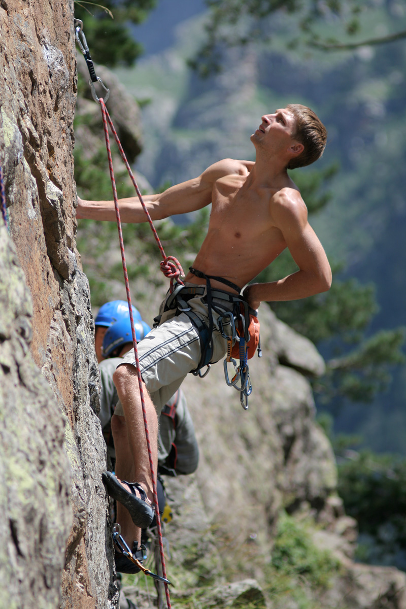Увлекается альпинизмом. Тони Курц альпинист. Скалолазание в горах. Альпинизм и скалолазание.