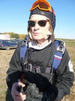 Своё 75-летие парашютист Попов встретит очередным прыжком (Воздух)